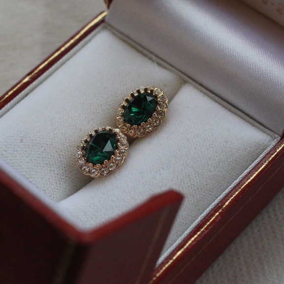 Emerald colored Earrings with Diamond like Cluster - Picture 2 of 2